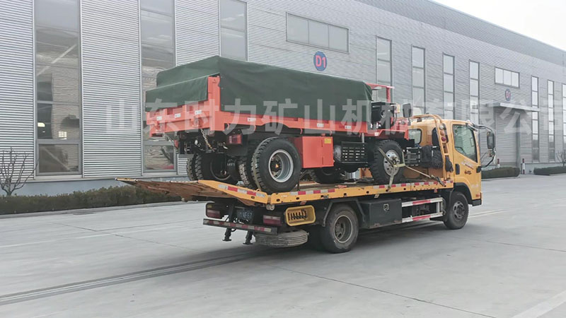 8吨带篷布井下自卸车发往山西